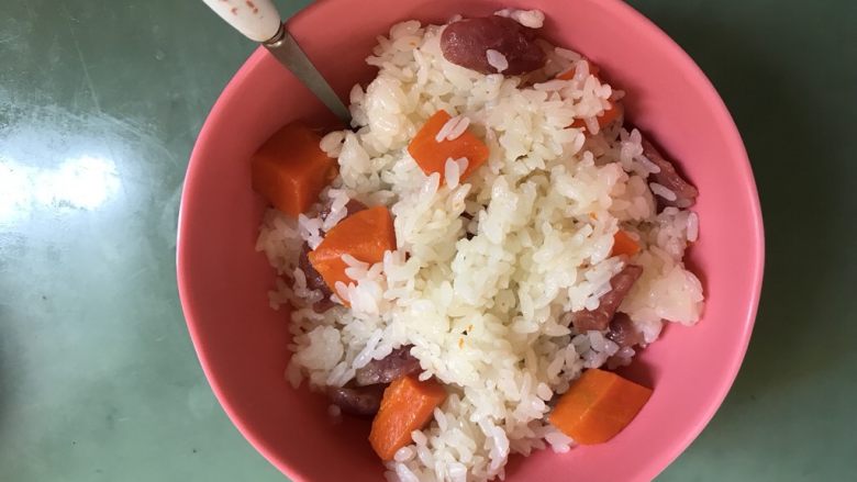 胡萝卜香肠饭,盛出装碗！