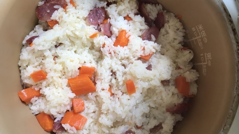 胡萝卜香肠饭,再用饭铲子均匀搅拌一下！