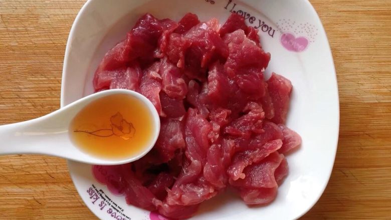 黑木耳炒肉片,将新鲜<a style='color:red;display:inline-block;' href='/shicai/ 414'>猪肉</a>洗净，沥干水分，切成片放入盘中，然后加入一汤匙<a style='color:red;display:inline-block;' href='/shicai/ 718'>料酒</a>