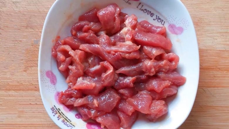 黑木耳炒肉片,搅拌均匀,腌制20分钟至其入味