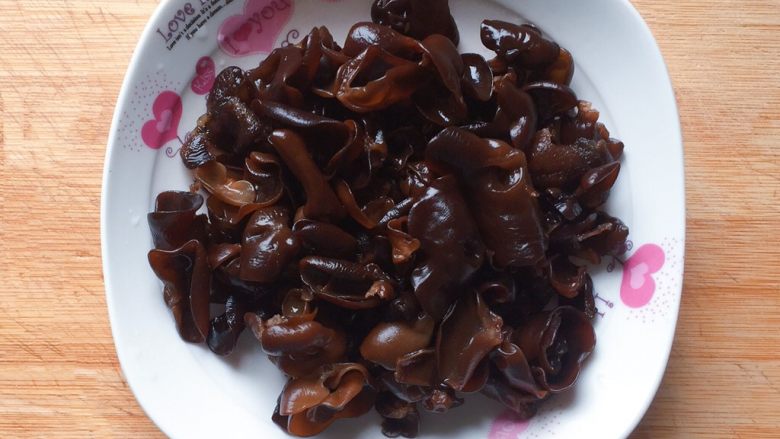 黑木耳炒肉片,黑木耳提前泡发好,清洗干净,撕成小朵备用