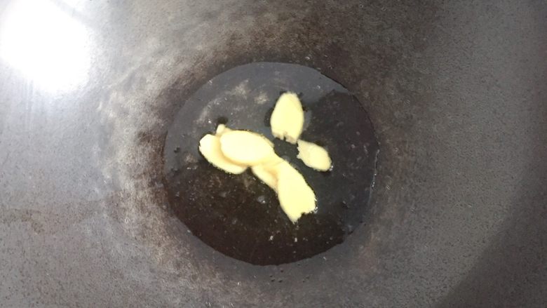 黑木耳炒肉片,锅中倒入适量油,放入姜片爆香