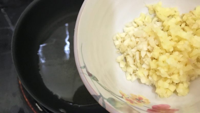 三味油泼清水毛毛菜,待锅内油七分热时,下大蒜生姜干辣椒