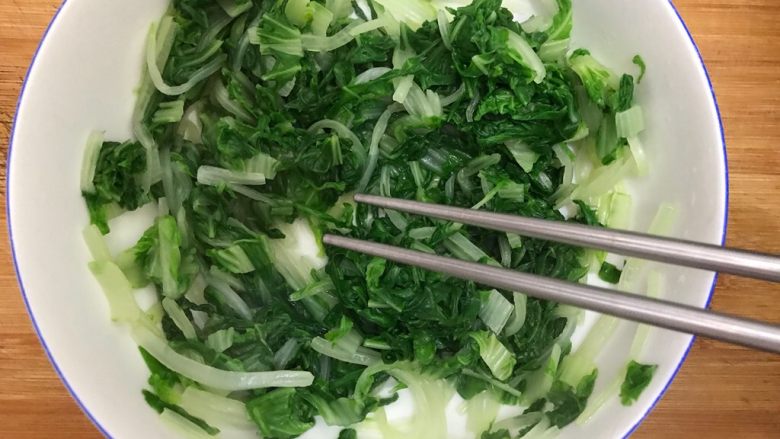 三味油泼清水毛毛菜,搅拌均匀,备用