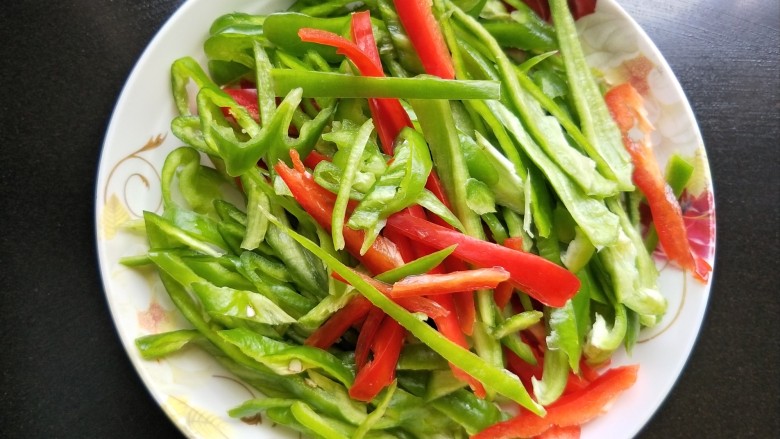 双椒炒鸡丝,<a style='color:red;display:inline-block;' href='/shicai/ 61'>青椒</a>,红椒切丝。