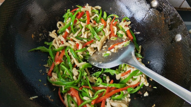 双椒炒鸡丝,放<a style='color:red;display:inline-block;' href='/shicai/ 756'>鸡精</a>,翻炒。