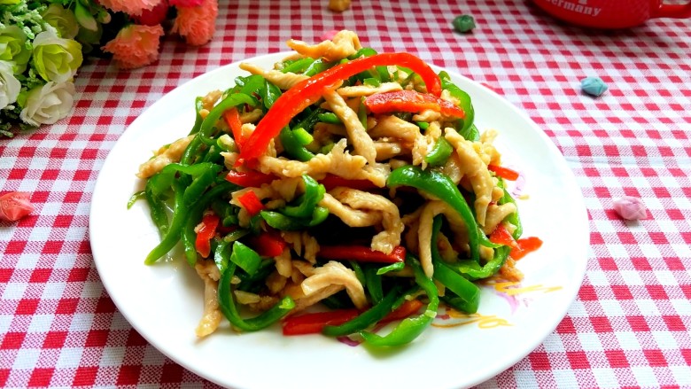 双椒炒鸡丝,装盘,美味诱人!