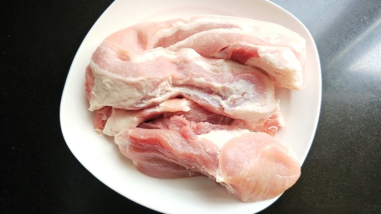 粉蒸肉,准备肥瘦相间的<a style='color:red;display:inline-block;' href='/shicai/ 428'>五花肉</a>,洗净。