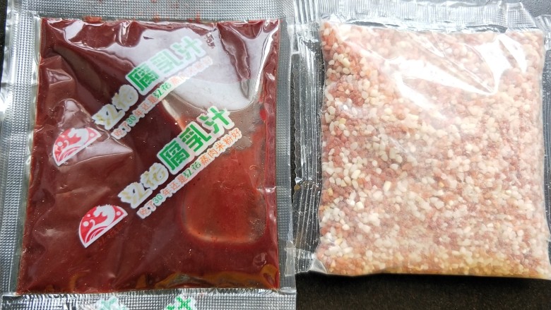 粉蒸肉,打开蒸肉粉的包装，里面是这样的。