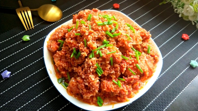 粉蒸肉,时间到,取出,撒上香葱,香气扑鼻呀!