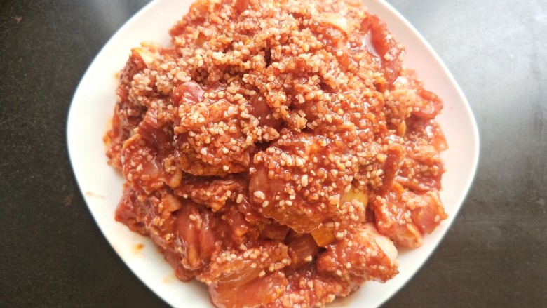 粉蒸肉,土豆放盘底,五花肉放土豆上面,把汤汁全部倒入盘中。