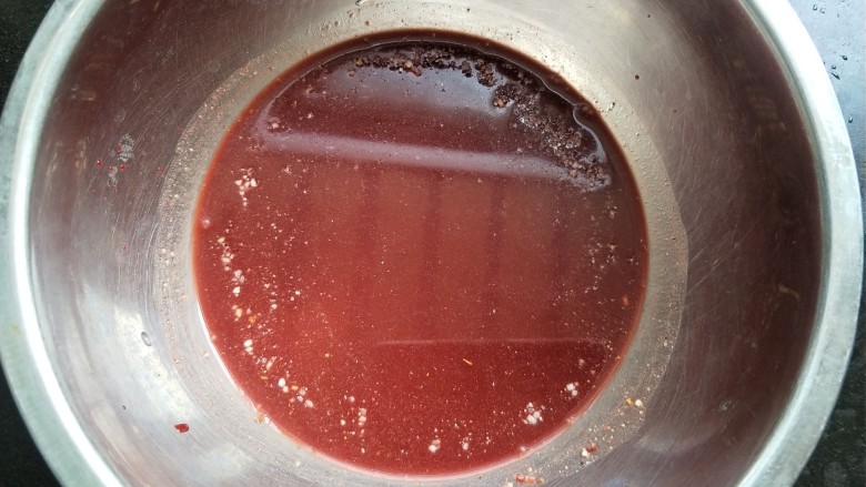 粉蒸肉,把腐乳汁和米粉倒入大一点的碗中,倒小半碗清水拌匀。