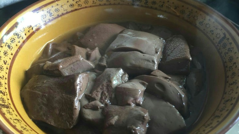 大邑肥肠血旺,放入碗中