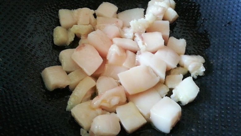 百里香杏鲍菇杂蔬肉丁,将肥肉倒入锅中,加入一勺茶油,小火熬制,不时翻动