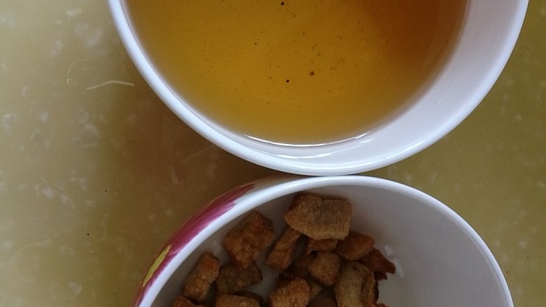 百里香杏鲍菇杂蔬肉丁,猪油熬好了,捞出猪油渣,倒出猪油,锅中留少量底油,改大火,爆香姜蒜