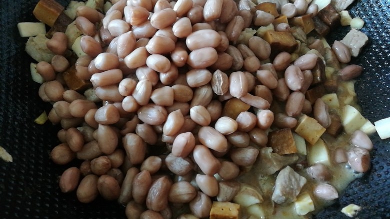 百里香杏鲍菇杂蔬肉丁,倒入豆干翻炒,倒入提前用高压锅炖熟的<a style='color:red;display:inline-block;' href='/shicai/ 664'>花生</a>翻炒