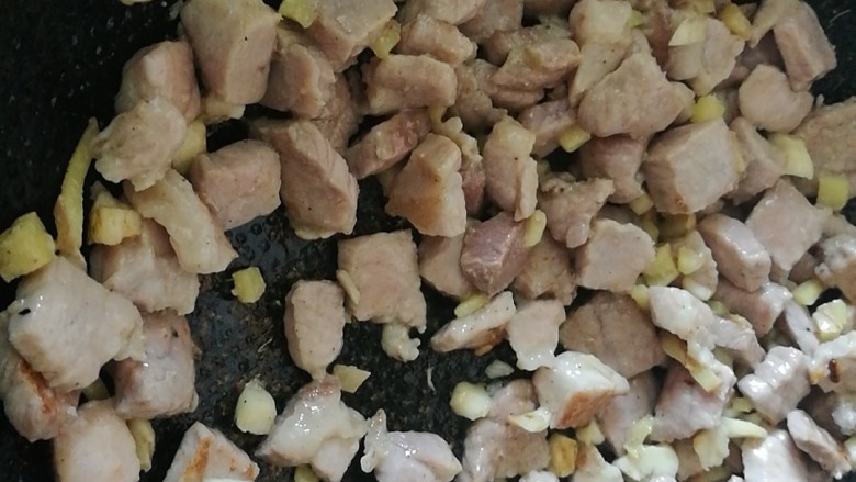 百里香杏鲍菇杂蔬肉丁,倒入腌制过的瘦肉翻炒,改中火。肉食生痰,所以需要胡椒、花椒、姜、蒜来调味,利于去湿助消化