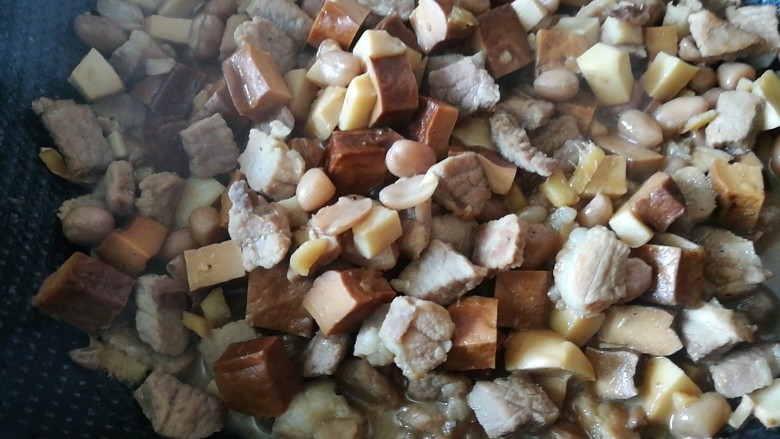 百里香杏鲍菇杂蔬肉丁,加水500克,大火烧开,改小火熬制二十分钟,