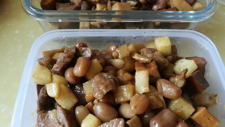 百里香杏鲍菇杂蔬肉丁,盛出2/3,装入干净的乐扣盒,入冰箱冷冻,忙碌日子里加点萝卜<a style='color:red;display:inline-block;' href='/shicai/ 54'>黄瓜</a>番茄,营养丰富的便当就有啦
