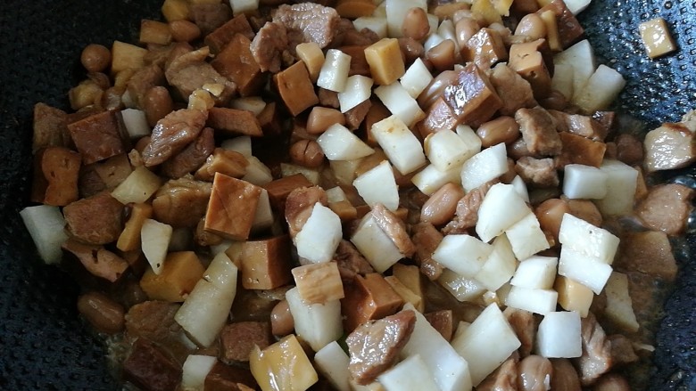 百里香杏鲍菇杂蔬肉丁,在锅中剩下的1/3中加入萝卜丁翻炒,改中火煮五分钟