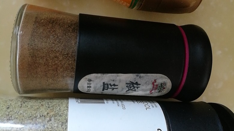 百里香杏鲍菇杂蔬肉丁,准备胡椒粉、香草大蒜粉、椒盐粉,夏季适当多加辛味调料,有利于去湿健脾,预防暑湿感冒和胃肠炎哦。