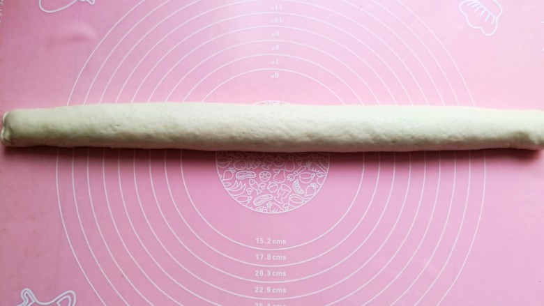 椒盐烧饼,慢慢卷,卷紧卷实,成为一个圆形的长条。