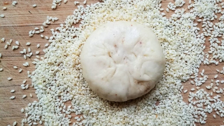 椒盐烧饼,用刷了蜂蜜水的一面压在芝麻上,使它沾满芝麻。