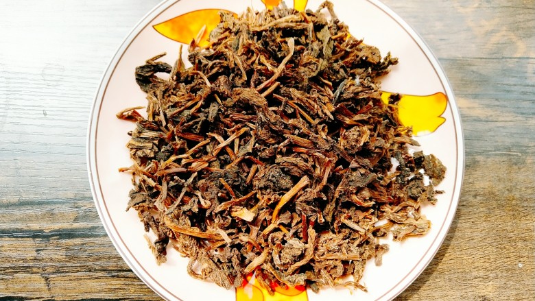 梅干菜,把准备好的<a style='color:red;display:inline-block;' href='/shicai/ 707'>梅干菜</a>提前用水浸泡。