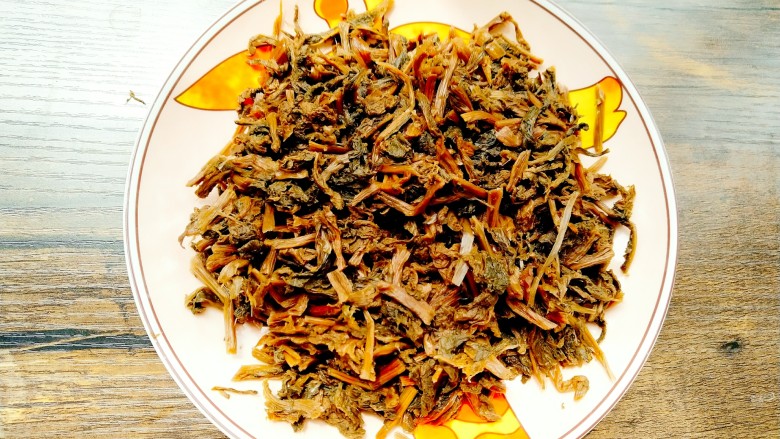 梅干菜,沥干后的梅干菜放盘备用