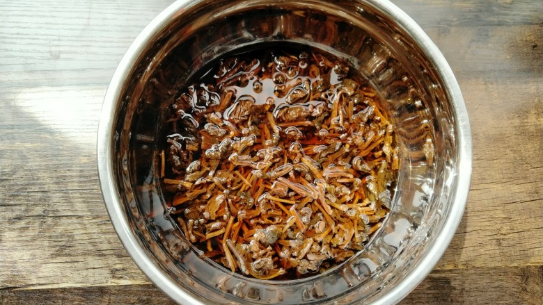 梅干菜,泡发后的梅干菜洗净用手沥干水份,梅干菜一定要多清洗几遍,避免吃的时候有沙尘,影响口感。