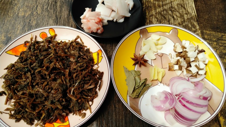 梅干菜,把猪肉、洋葱、姜切丝,香菇切丁、蒜瓣切片。