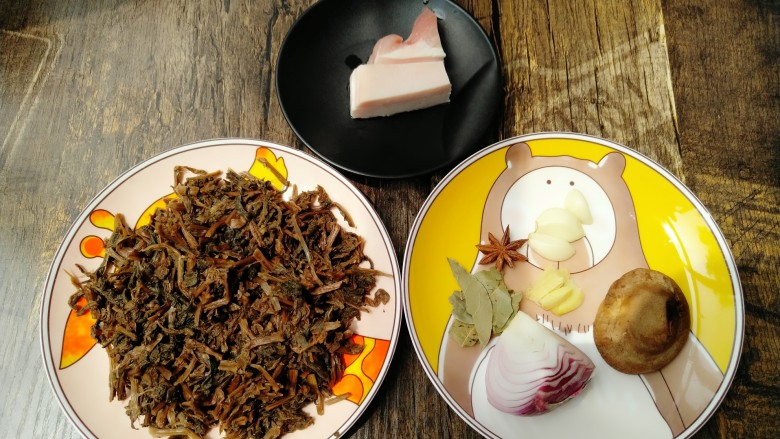 梅干菜,准备<a style='color:red;display:inline-block;' href='/shicai/ 414'>猪肉</a>一小块、<a style='color:red;display:inline-block;' href='/shicai/ 29'>洋葱</a>、<a style='color:red;display:inline-block;' href='/shicai/ 37'>姜</a>、蒜、<a style='color:red;display:inline-block;' href='/shicai/ 230'>香菇</a>、<a style='color:red;display:inline-block;' href='/shicai/ 741'>香叶</a>、<a style='color:red;display:inline-block;' href='/shicai/ 695'>八角</a>。