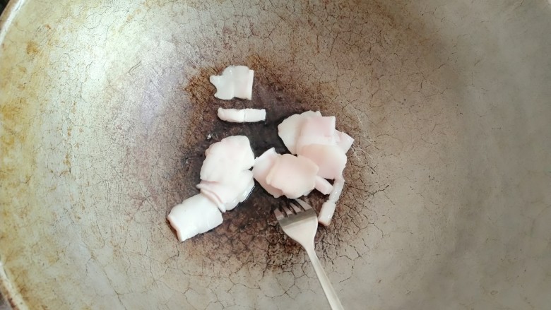 梅干菜,开火起锅放入切好的肥肉片。
