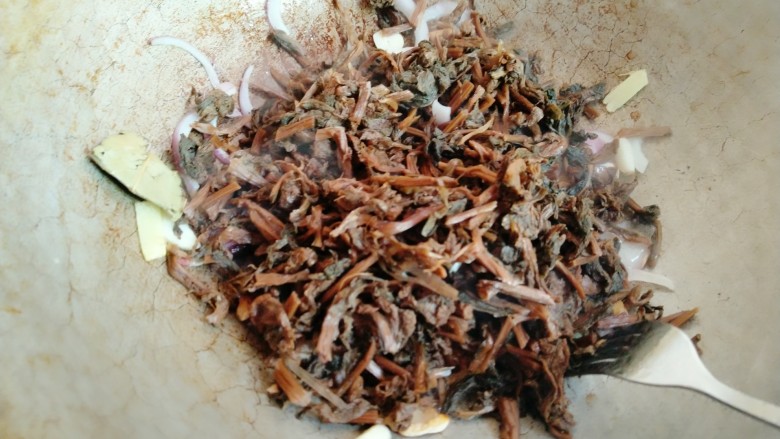 梅干菜,闻到香味后放入提前沥干的梅干菜,翻炒均匀,可以放一点点酱油,梅干菜本身是咸的,所以不用放盐,也可以根据自己口味决定是否加盐,炒的过程中如果觉得太干可以放一点点水进去,继续翻炒 八分钟后关火即可,时间自己掌控,不用炒太长时间。