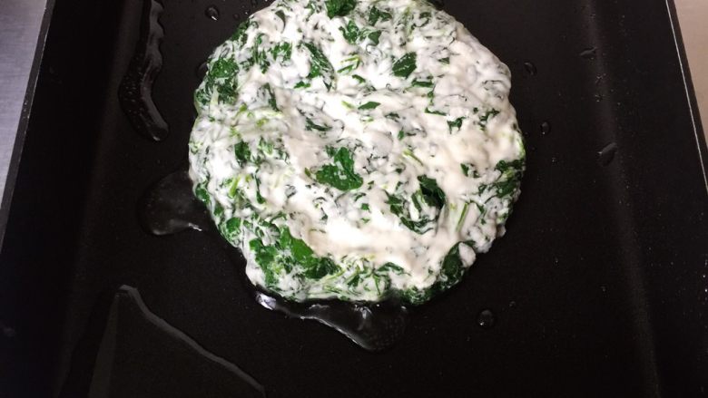 草头饼 —— 怎一个香字能形容,小火,把饼坯放入,慢煎