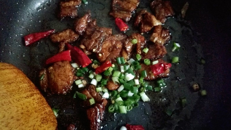 白菜炒香干,加入葱花,干辣椒煸炒。