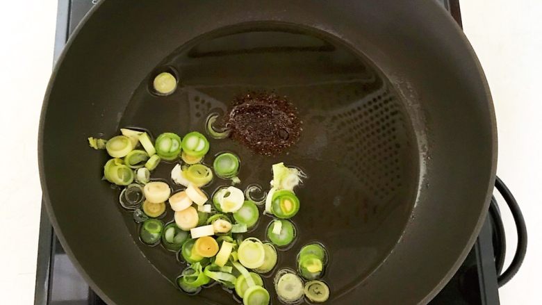 下饭小菜 酱焖双豆,炒锅烧热后加入1勺大豆色拉油,油烧热后加入<a style='color:red;display:inline-block;' href='/shicai/ 12043'>花椒粉</a>和葱花
