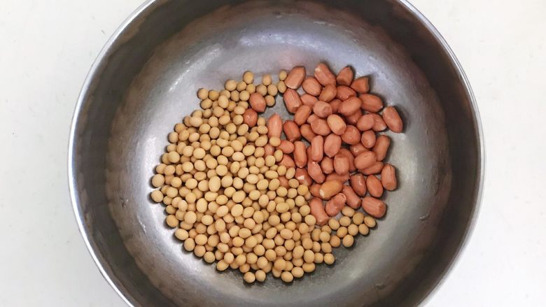 下饭小菜 酱焖双豆,把花生和黄豆倒入一个大点的盆里