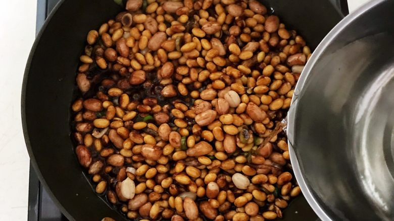 下饭小菜 酱焖双豆,加入开水