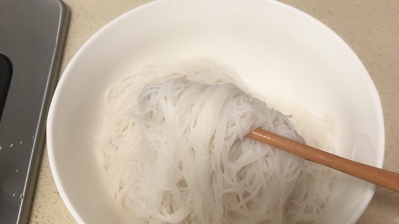 时蔬炒米粉,米粉下水滚热 变软即可捞出 我家有娃娃 所以更软一些