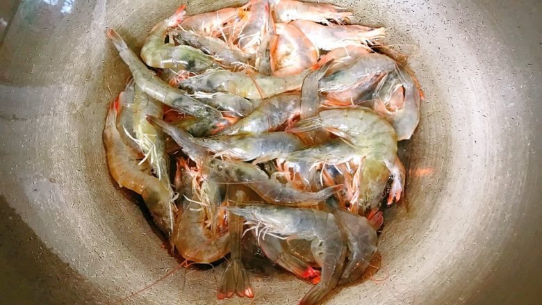 椒盐虾,锅中热油,油要放比吵菜时多一倍。放入虾。