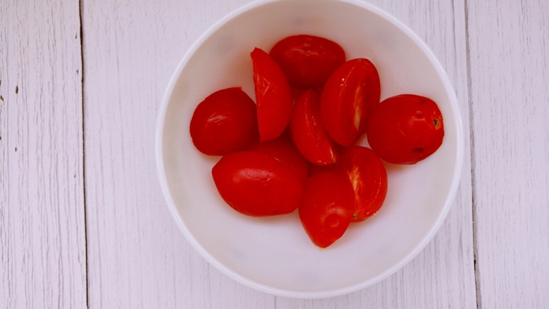 番茄炒香肠,准备几个<a style='color:red;display:inline-block;' href='/shicai/ 89994'>小番茄</a>