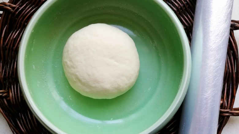 椒盐烧饼,用手揉成一个光滑的面团,盖上保鲜膜,室温发酵1个小时。