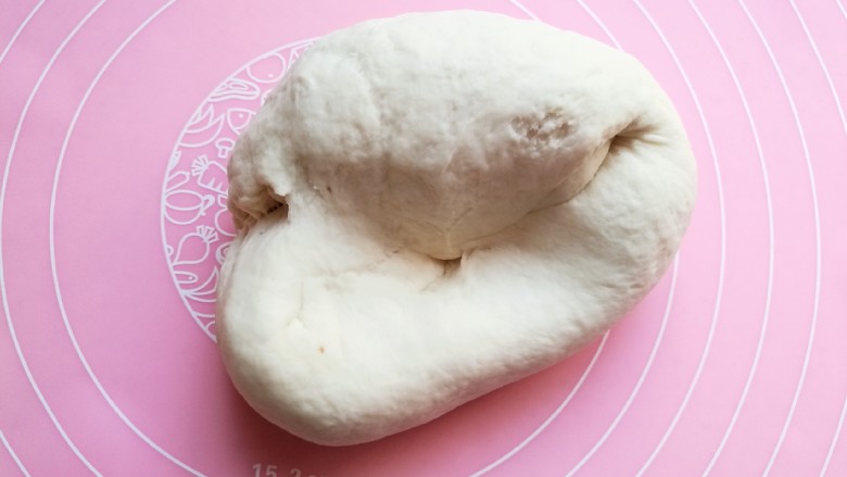 椒盐烧饼,把发酵好的面团,揉去气泡,使面团重新变小。