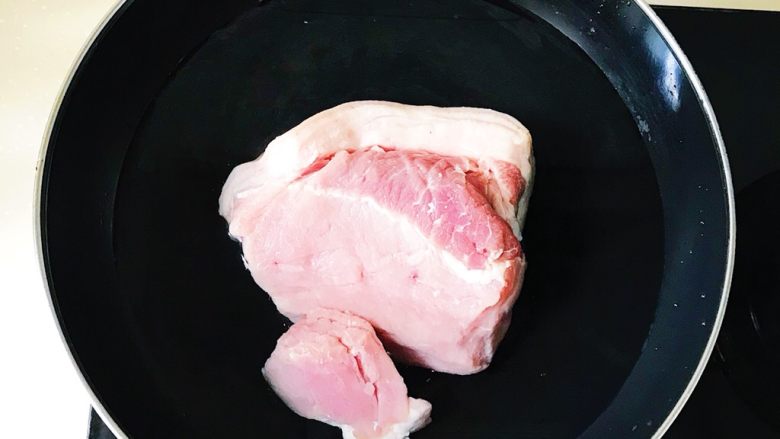 妈妈的味道之麻辣手撕肉条,食材处理:将猪肉连皮带肉冷水下锅焯熟