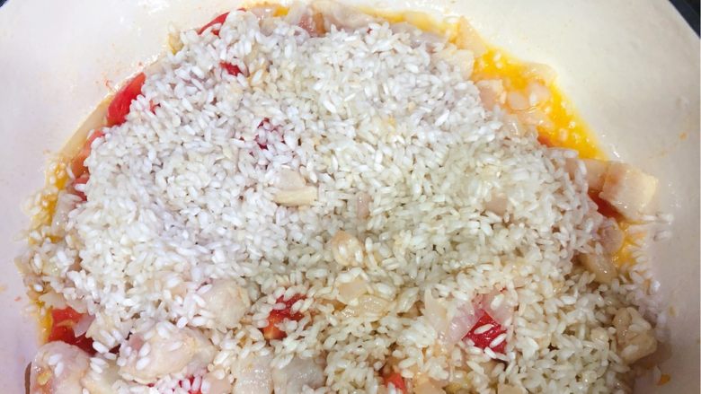 西班牙海鲜饭,加入米,翻炒一会,再放入藏红花继续翻炒一会儿