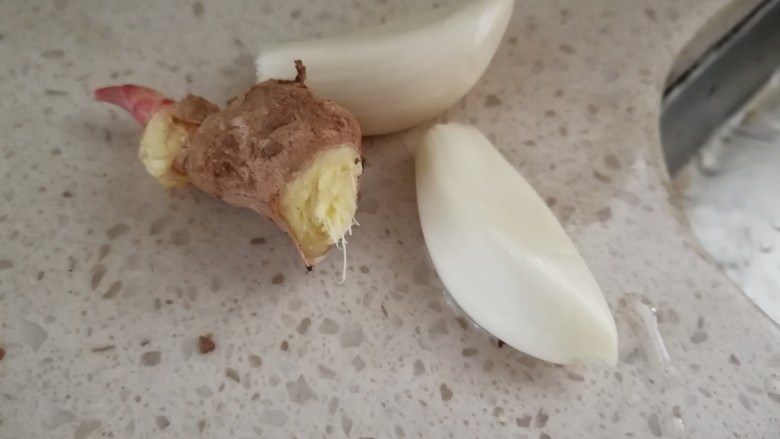 笋干丝瓜,姜,蒜备用