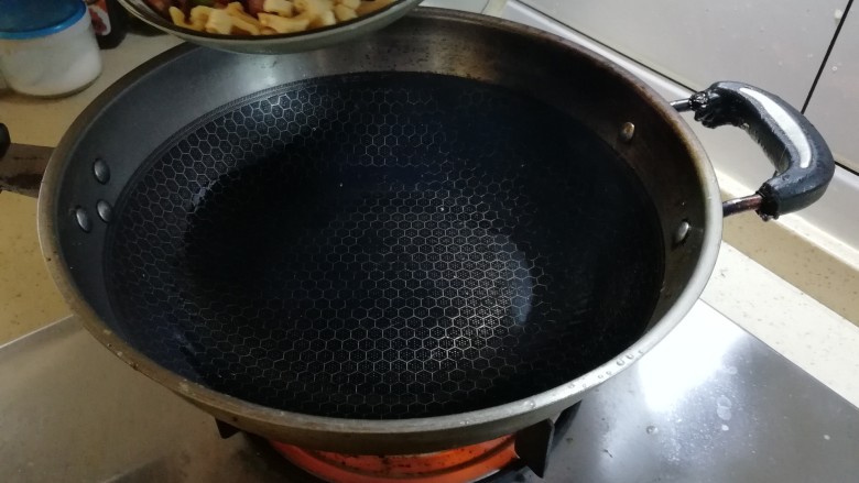 笋干丝瓜,油烧热,笋干下锅翻炒
