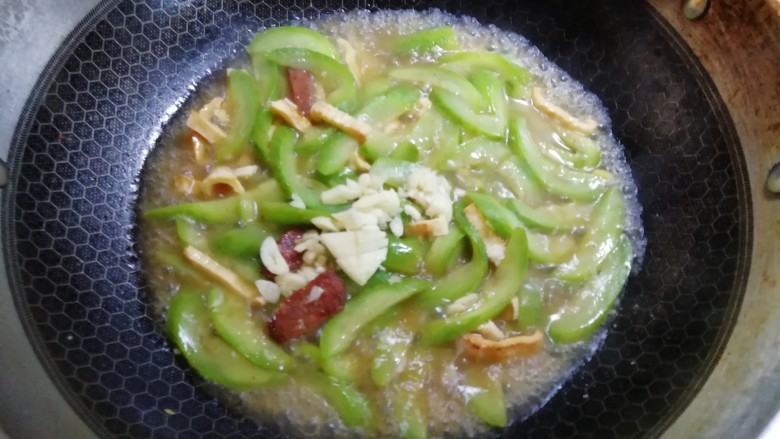 笋干丝瓜,水快收干的时候,加蒜末