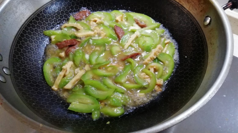 笋干丝瓜,水收干,起锅